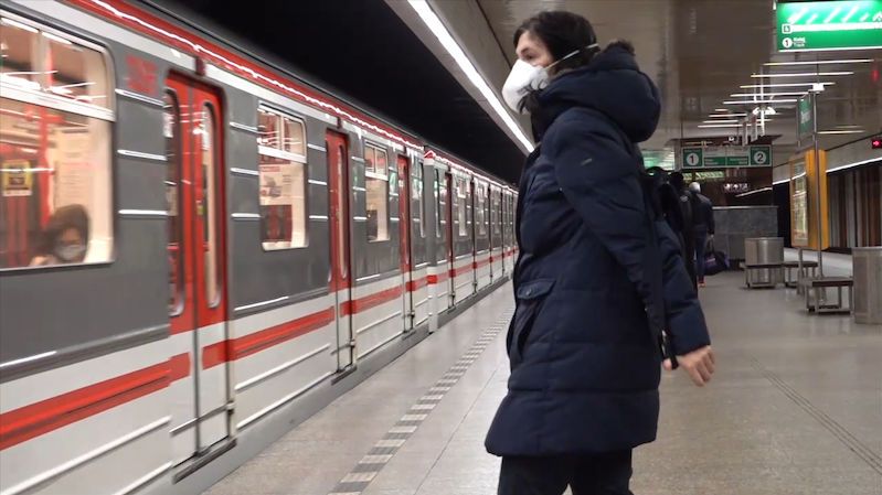 Maďar: Roušky v metru se určitě rušit nebudou, spíš se zavedou i jinde